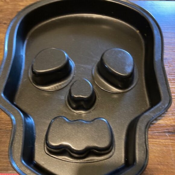 Brand Castle skull cake pan - Picture 3 of 7